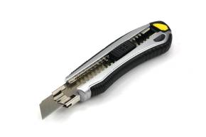 Nożyk łamany 18mm w aluminiowej obudowie z 6 ostrzami zapasowymi Waryński WMA901